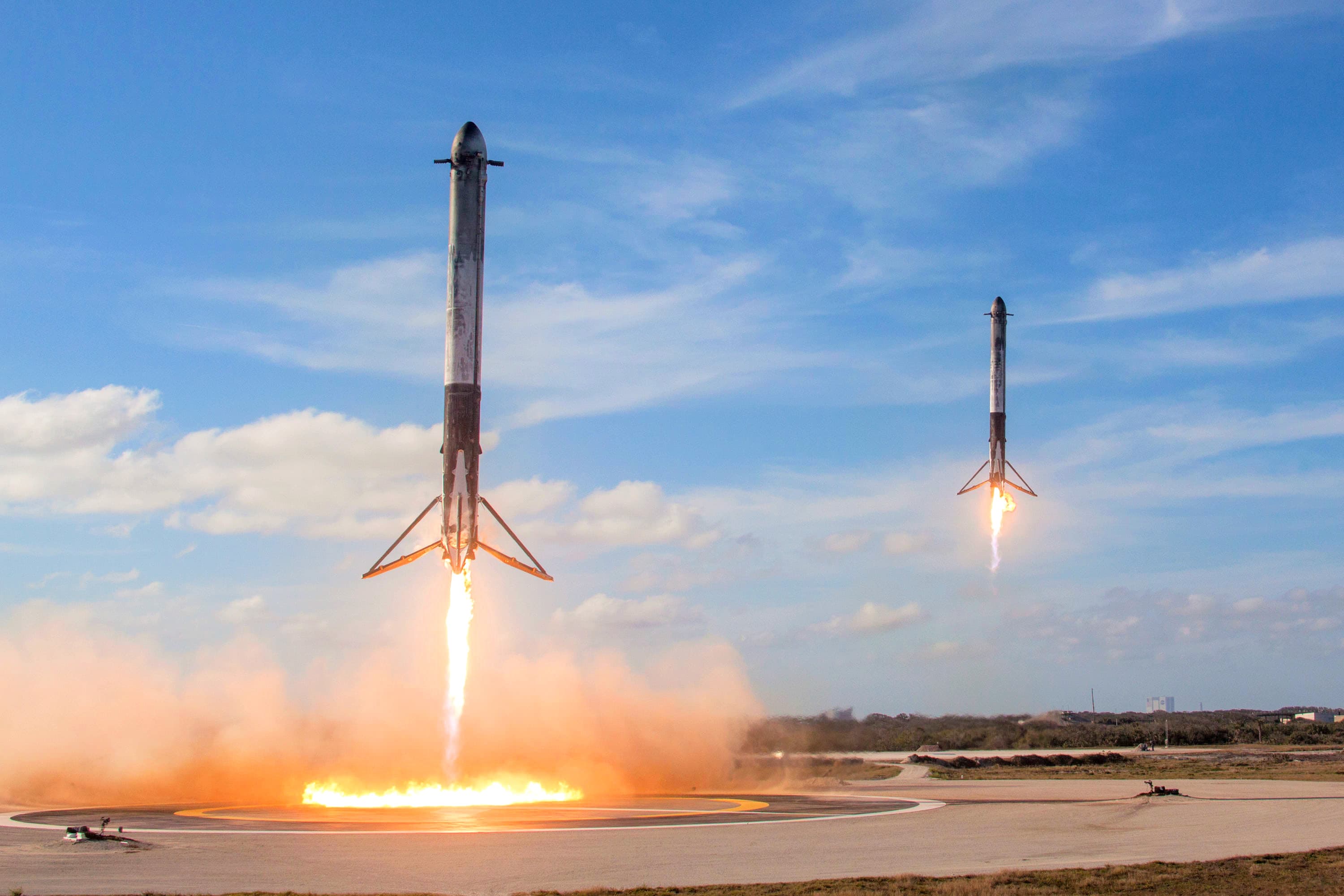 Falcon Heavy side boosters landing simultaneously at LZ-1 and LZ-2, February 2018